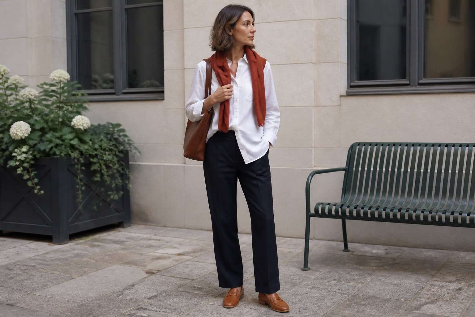 Look con camisa blanca, pantalón oscuro y cambio de accesorios